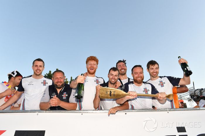 Williams celebra su victoria en la carrera de balsas