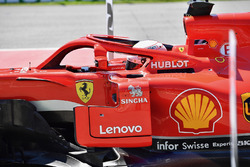 Il poleman Sebastian Vettel, Ferrari SF71H, nel parco chiuso