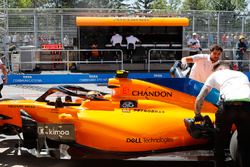 Les mécaniciens ramènent la voiture de Stoffel Vandoorne, McLaren MCL33, dans les stands