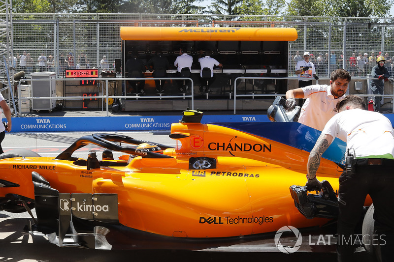 Engineers recover Stoffel Vandoorne, McLaren MCL33, from the pit lane