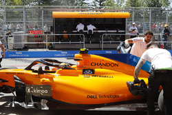 Les mécaniciens ramènent la voiture de Stoffel Vandoorne, McLaren MCL33, dans les stands
