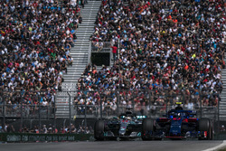 Lewis Hamilton, Mercedes AMG F1 W09, Pierre Gasly, Toro Rosso STR13