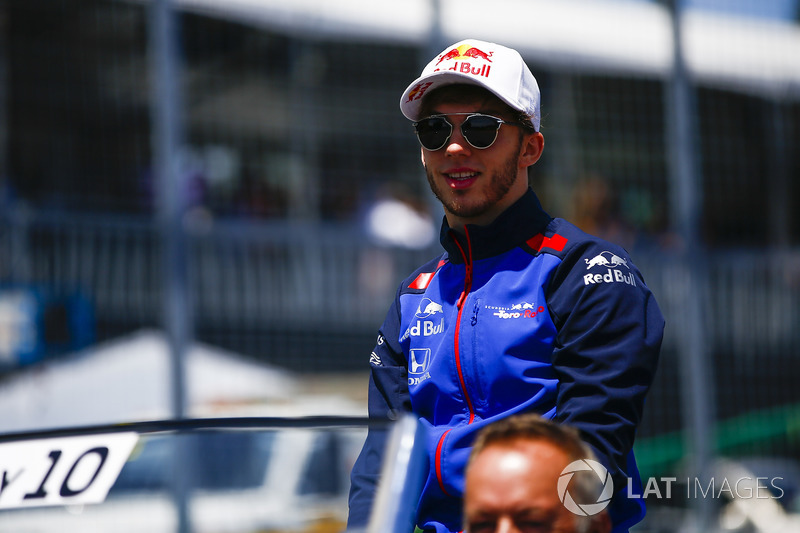 Pierre Gasly, Toro Rosso, lors de la parade des pilotes