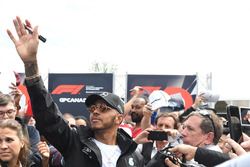 Lewis Hamilton, Mercedes-AMG F1 fans selfie