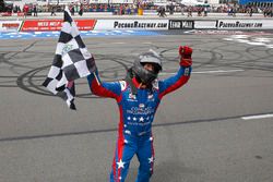 Ganador de la carrera Kyle Busch, Joe Gibbs Racing, Toyota Camry Comcast Salute to Service Juniper