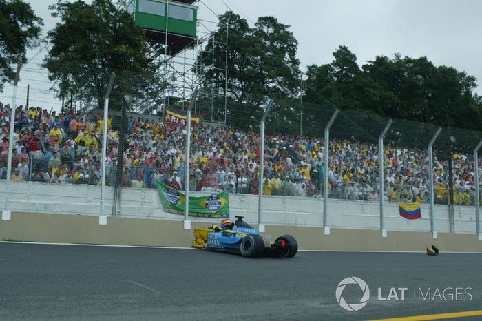 Caos no GP do Brasil de 2003 com acidentes de Webber e Alonso