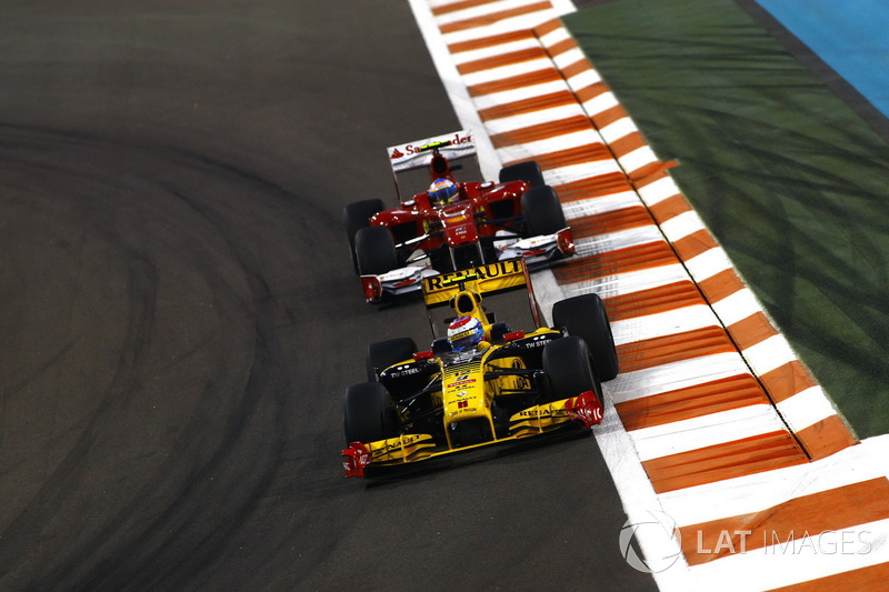 Vitaly Petrov, Renault F1 Team R30, leads Fernando Alonso, Ferrari F10