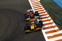 Виталий Петров, Renault F1 Team R30 и Фернандо Алонсо, Ferrari F10