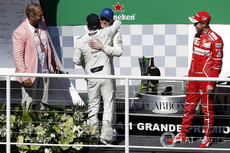 Podio: ganador Sebastian Vettel, Ferrari, segundo lugar Valtteri Bottas, Mercedes AMG F1, Rubens Barrichello, celebra en el podio con Felipe Massa, Williams