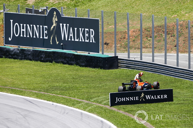 Stoffel Vandoorne, McLaren, se retira de la carrera