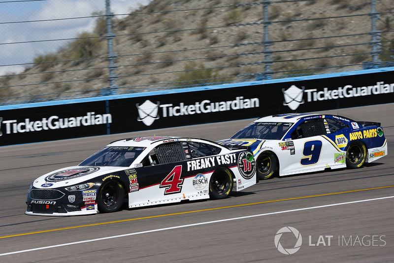 Kevin Harvick, Stewart-Haas Racing, Ford Fusion Jimmy John's and Chase Elliott, Hendrick Motorsports, Chevrolet Camaro NAPA Auto Parts