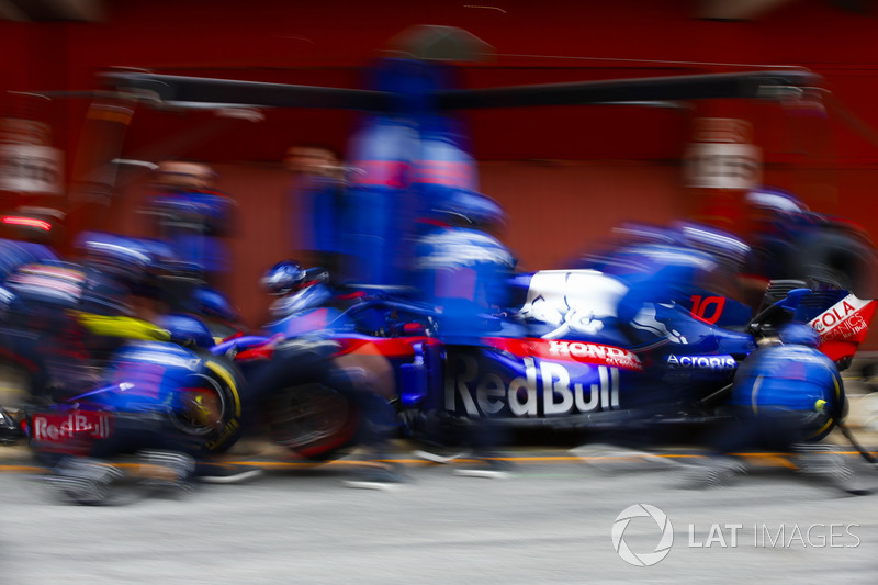 Pierre Gasly, Scuderia Toro Rosso STR13, pit stop action
