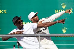 Usain Bolt prend la pose avec le vainqueur Lewis Hamilton, Mercedes AMG F1, sur le podium