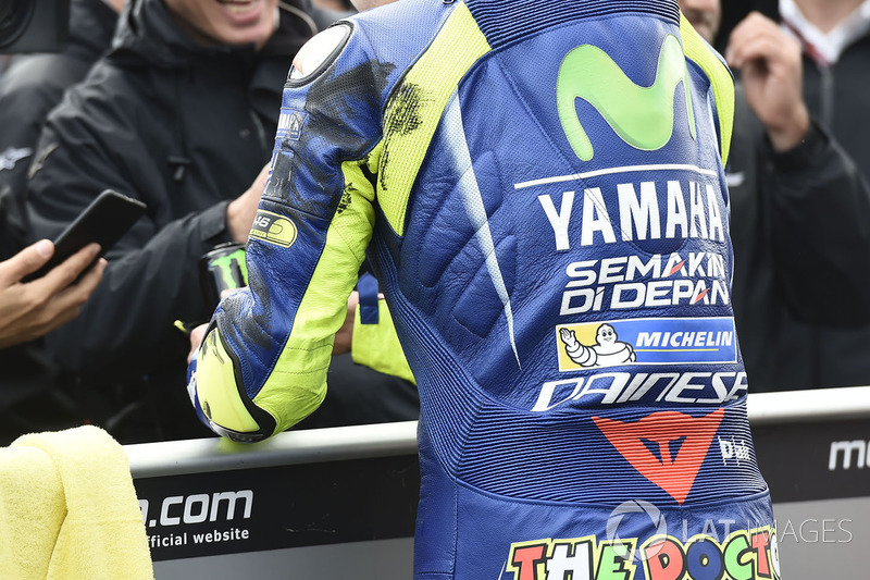Tyre mark on Valentino Rossi, Yamaha Factory Racing leathers