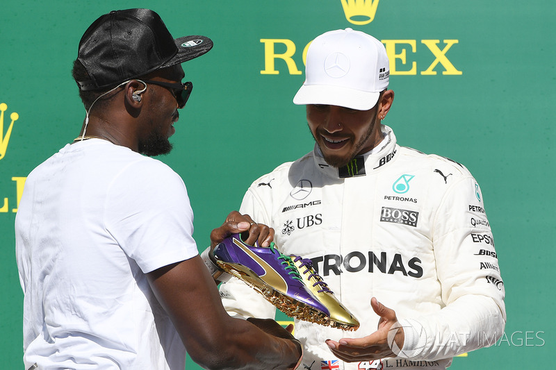 Il vincitore della gara Lewis Hamilton, Mercedes AMG F1 festeggia sul podio con Usain Bolt