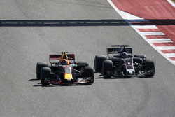 Макс Ферстаппен, Red Bull Racing RB13, и Ромен Грожан, Haas F1 Team VF-17