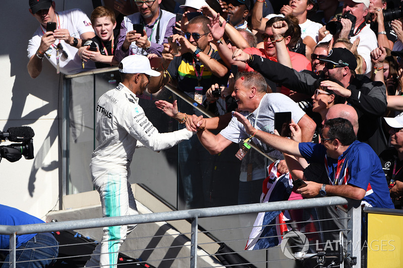 Lewis Hamilton, Mercedes AMG F1 festeggia sul podio con i fan