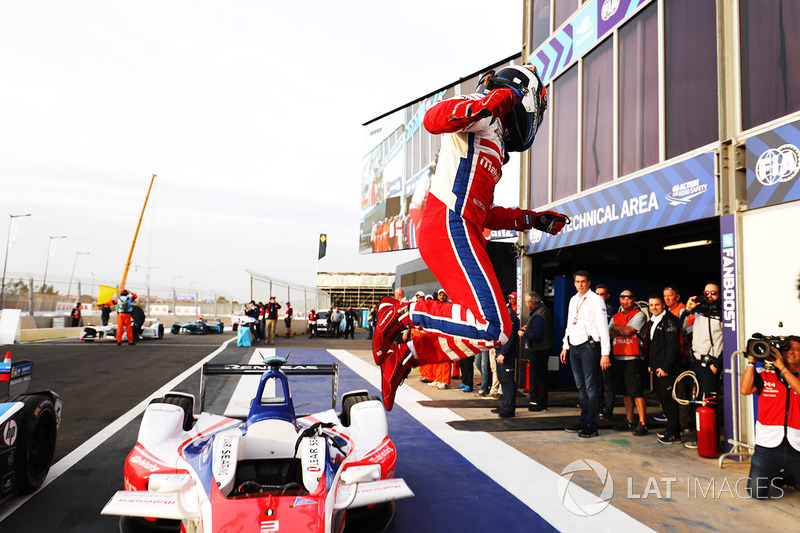 Ganador de la carrera Felix Rosenqvist, Mahindra Racing, celebra