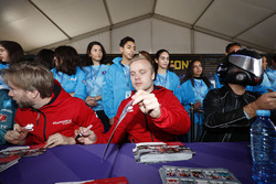 Nick Heidfeld, Mahindra Racing, Felix Rosenqvist, Mahindra Racing, firman autógrafos para los fans