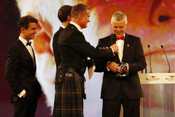 Derek Warwick riceve un Award da Lando Norris e George Russell