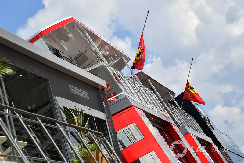 Les drapeaux Ferrari en berne après le décès de Sergio Marchionne