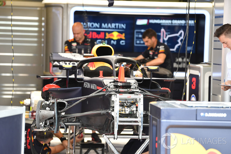 Red Bull Racing RB14 en el garaje