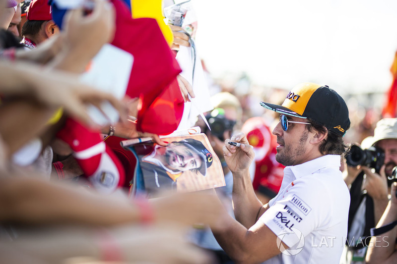 Fernando Alonso, McLaren, firma autógrafos a los fans