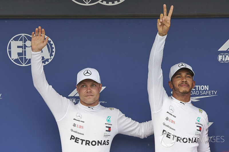 Valtteri Bottas, Mercedes AMG F1, y el poleman Lewis Hamilton, Mercedes AMG F1