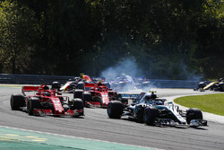 Valtteri Bottas, Mercedes AMG F1 W09, devant Sebastian Vettel, Ferrari SF71H, Kimi Raikkonen, Ferrari SF71H, Max Verstappen, Red Bull Racing RB14, et le reste du peloton