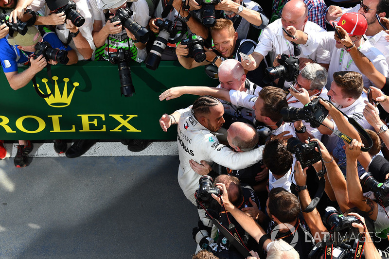 Il vincitore della gara Lewis Hamilton, Mercedes-AMG F1, festeggia nel parco chiuso