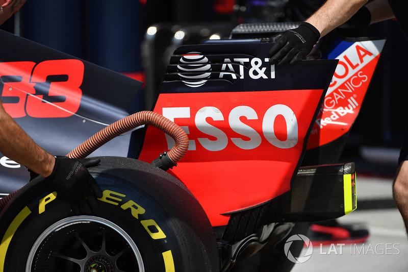 Red Bull Racing RB14 rear wing