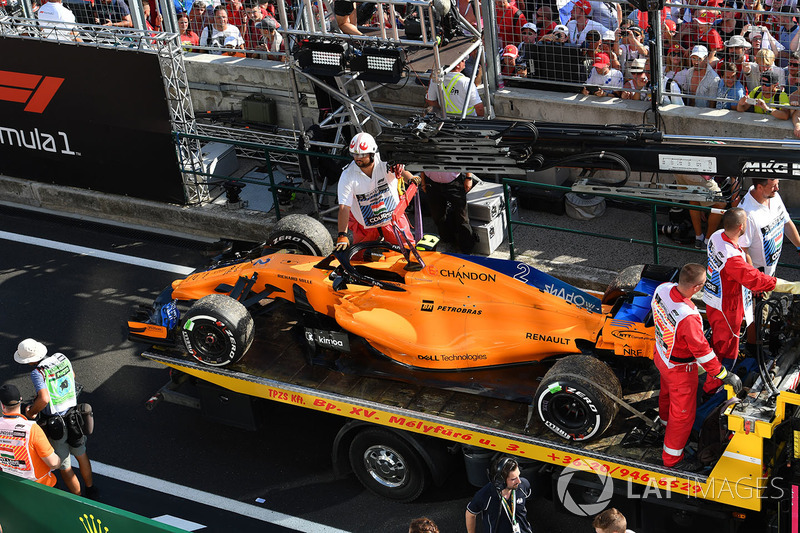 El coche de Stoffel Vandoorne, McLaren MCL33, devuelto al pitlane