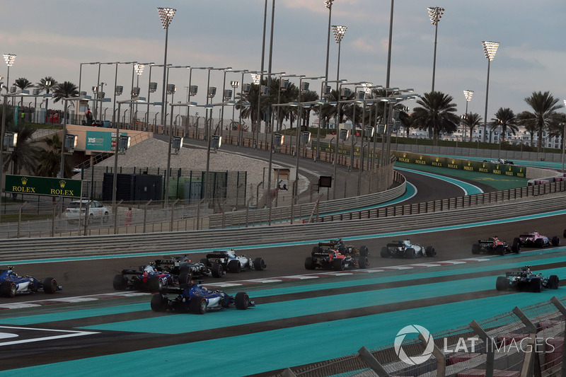 Kevin Magnussen, Haas F1 Team VF-17 e Marcus Ericsson, Sauber C36 vanno larghi alla partenza della gara