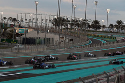 Kevin Magnussen, Haas F1 Team VF-17 y Marcus Ericsson, Sauber C36