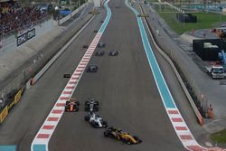 Карлос Сайнс-мл., Renault Sport F1 Team RS17, и Лэнс Стролл, Williams FW40