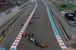 Carlos Sainz Jr., Renault Sport F1 Team RS17 leads Lance Stroll, Williams FW40