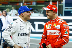 Il poleman Valtteri Bottas, Mercedes AMG F1, Sebastian Vettel, Ferrari
