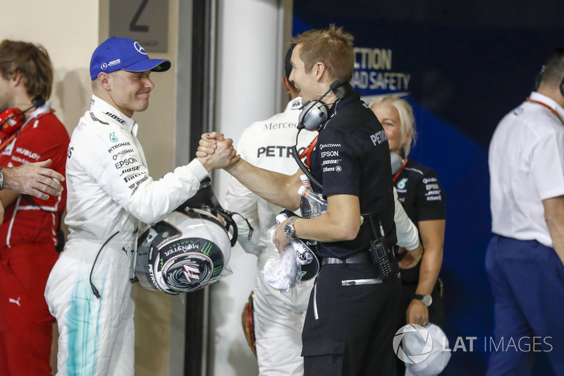 Valtteri Bottas, Mercedes AMG F1, festeggia la sua pole position