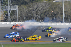 Crash: Daniel Suarez, Joe Gibbs Racing, ARRIS Toyota Camry, Jimmie Johnson, Hendrick Motorsports, Lo