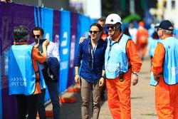 Felipe Massa posa per una foto con un marshall