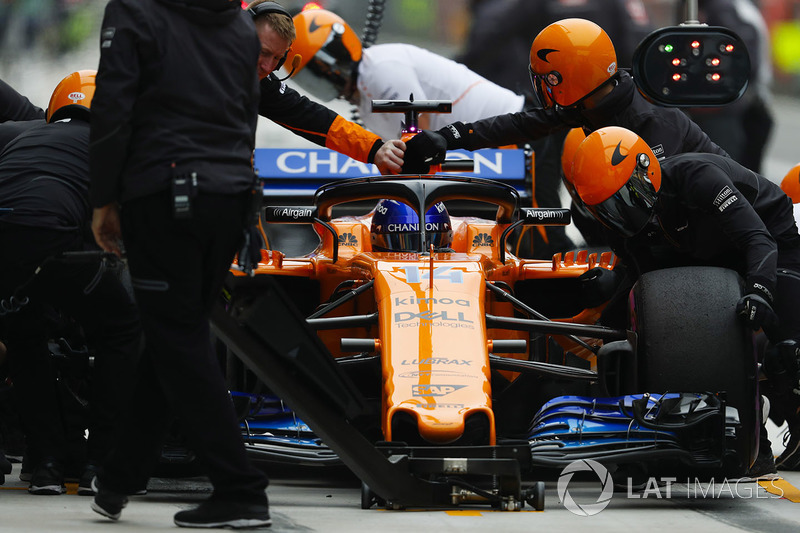 Fernando Alonso, McLaren MCL33 Renault, dans la voie des stands