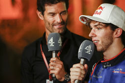 Ведущий Channel 4 F1 Марк Уэббер и Пьер Гасли, Scuderia Toro Rosso