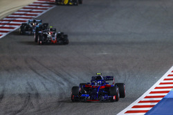 Pierre Gasly, Toro Rosso STR13 Honda, Kevin Magnussen, Haas F1 Team VF-18 Ferrari, en Lewis Hamilton
