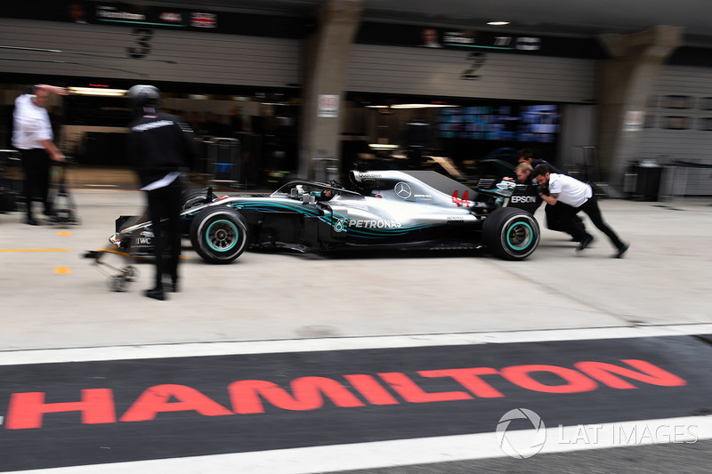 Mercedes AMG F1 si allena al pit stops