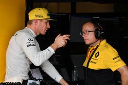 Nico Hulkenberg, Renault Sport F1 Team praat met Mark Slade, Renault Sport F1 Team Engineer