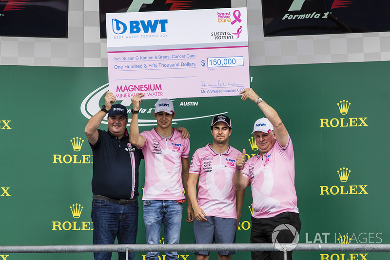 Lutz Hubner, BWT jefe Marketing, Esteban Ocon, Sahara Force India F1, Sergio Pérez, Sahara Force India y Otmar Szafnauer, Sahara Force India Formula Uno equipo COO con un cheque para Caridades del cáncer de mama en el de concientización