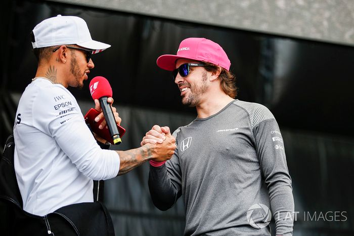 Lewis Hamilton, Mercedes AMG F1, Fernando Alonso, McLaren,  en el escenario