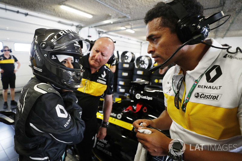 Aseel Al-Hamad, 2012 Lotus E20 Renault F1 aracını kullanıyor