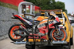 La moto de Marc Marquez, Repsol Honda Team, après sa chute