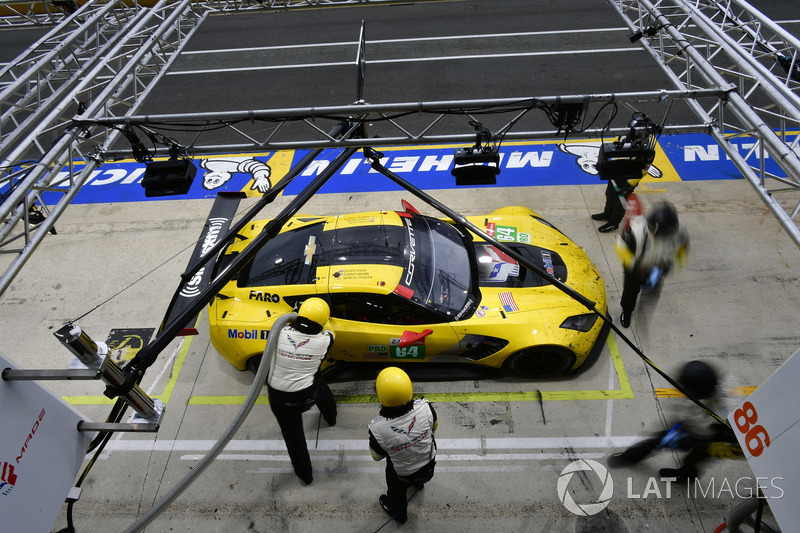 #64 Corvette Racing Chevrolet Corvette C7.R: Oliver Gavin, Tommy Milner, Marcel Fassler, pit stop